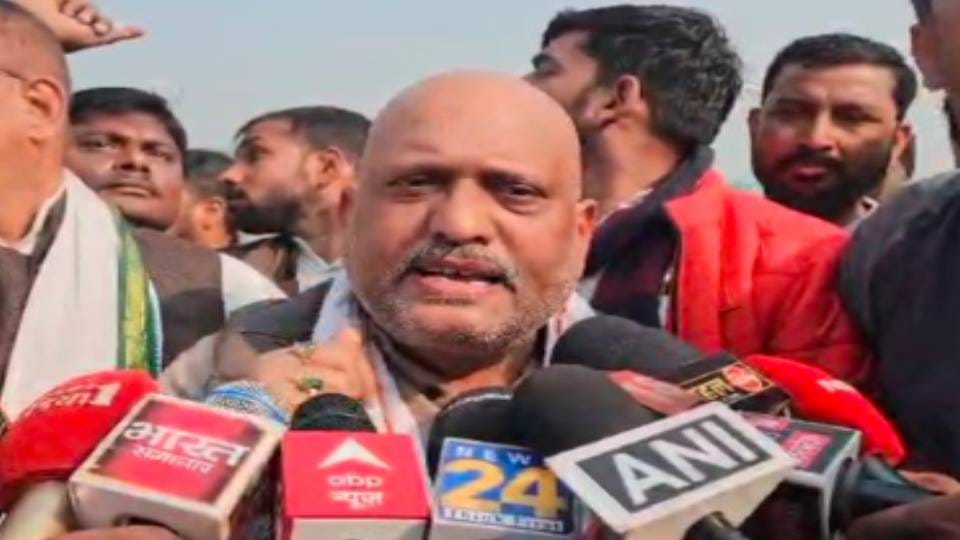 Ajay Rai showed his sacred thread and said look I am 24 carat Brahmin At Prabhat Pandey funeral
