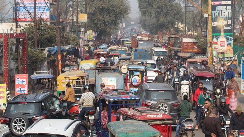 Vehicles stuck in jam on Aligarh Road for about an hour