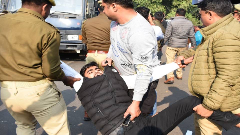 Student leader affiliated with political parties in Lucknow University burnt effigy of Home Minister Amit Shah