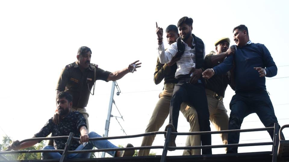 Student leader affiliated with political parties in Lucknow University burnt effigy of Home Minister Amit Shah
