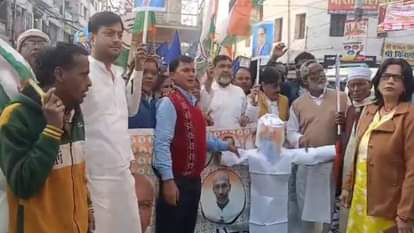 विरोध प्रदर्शन करते हुए