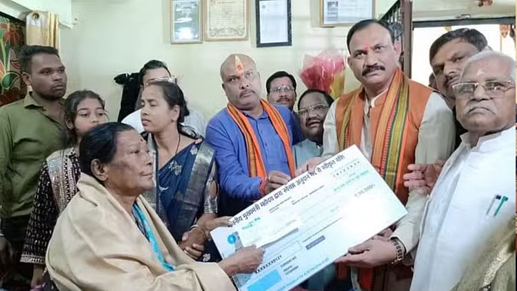 अमर उजाला की खबर का असर: तीजनबाई से मिलने गनियारी पहुंचे स्वास्थ्य मंत्री जायसवाल, दिये पांच लाख रुपये का चेक