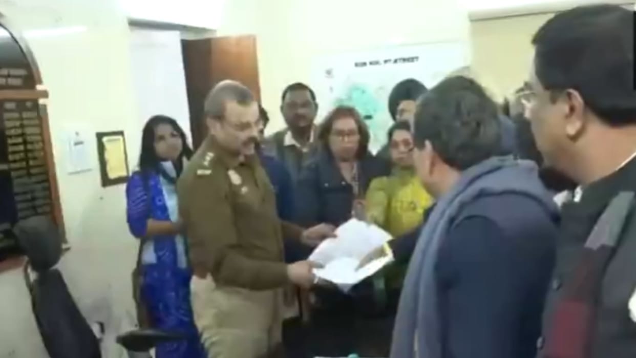 A delegation of Congress MPs at Parliament Street Police station to complain against the BJP news in hindi