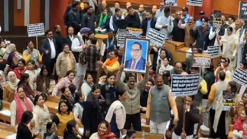 AAP and BJP councilors created ruckus in MCD House meeting