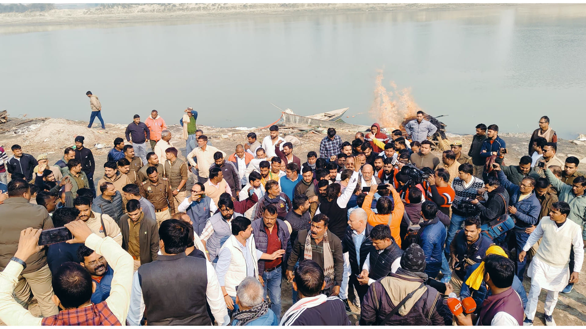 Ajay Rai showed his sacred thread and said look I am 24 carat Brahmin At Prabhat Pandey funeral