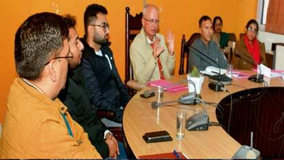 राज्य चुनाव आयुक्त अनिल खाची ने अधिकारियों के साथ बैठक की।