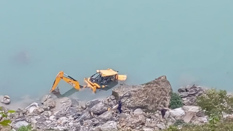 two people died after JCB fell into a 200 meter deep gorge in pithoragarh