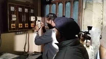 मीटर की जांच करते अधिकारी