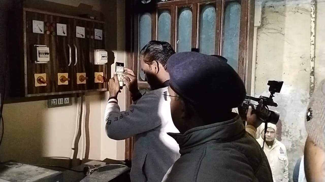 Samajwadi Party MP Barq s father accused of threatening electricity department employees