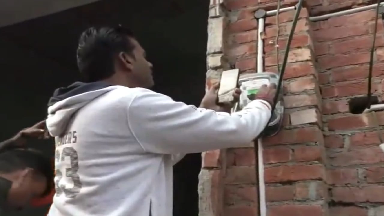 Electricity department team reached SP MP Burke's house to investigate