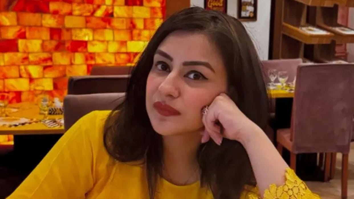 Pakistani anchor Mona Alam MMS Leak she break silence and said Through WhatsApp message