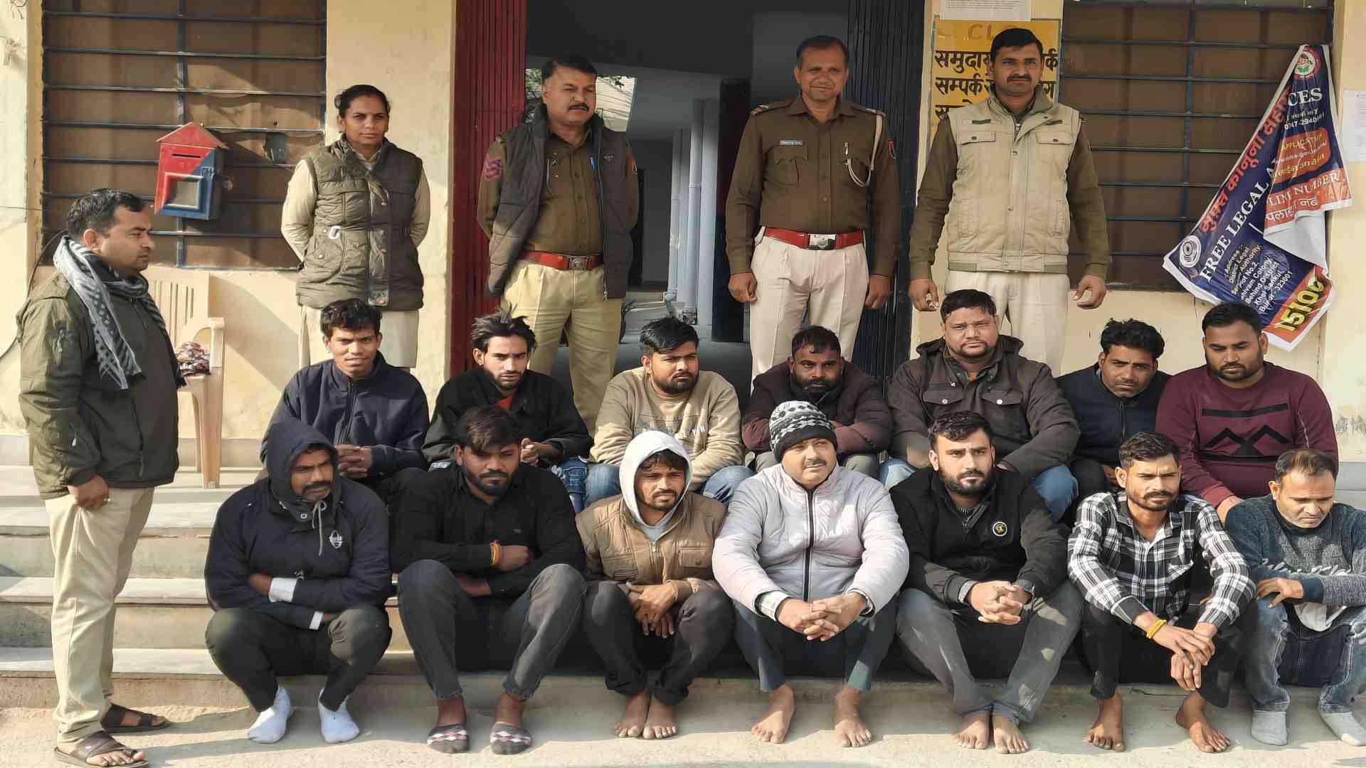 पुलिस की गिरफ्त में आरोपी।