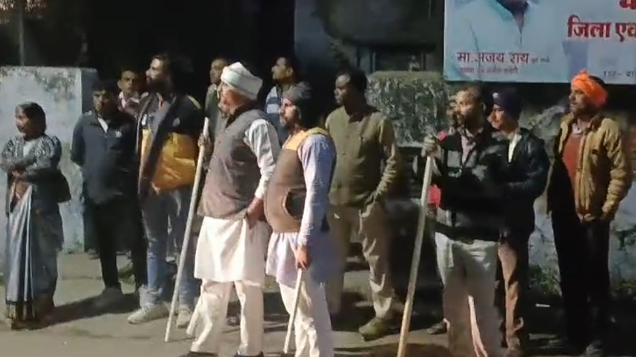 Hardoi: Congress and BJP Yuva Morcha workers clash during protest