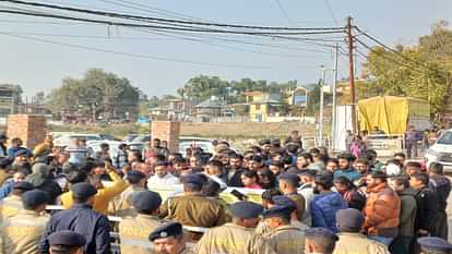 Assembly session: Unemployed youth roared in Zorawar ground, raised demand to stop guest teacher and outsource