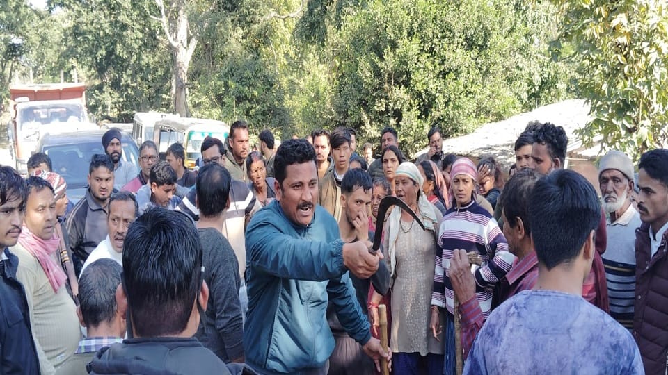 Villagers argue with DFO in ramnagar
