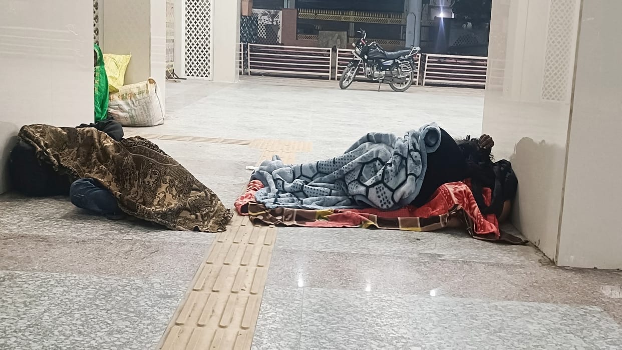 night shelters of Nagar Parishad are empty, people are sleeping in the open In Bhiwani