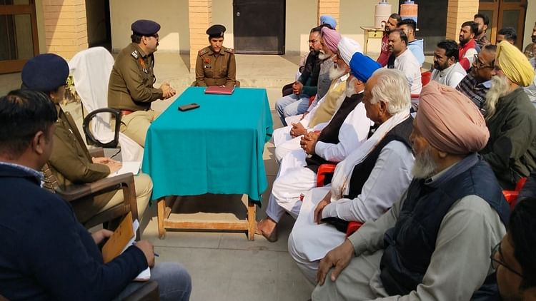 सिरसा में SP को वीडियो दिखाकर ग्रामीण बोले: अब भी बिक रहा है नशीला पदार्थ, गश्त हुई तो गायब हुए नशा करने वाले