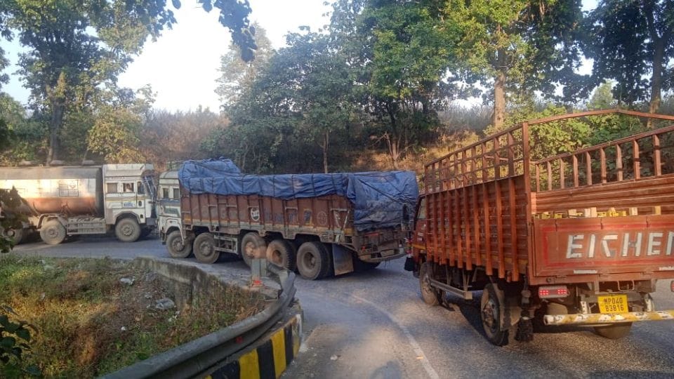 रायपुर-जबलपुर नेशनल हाईवे पर जाम