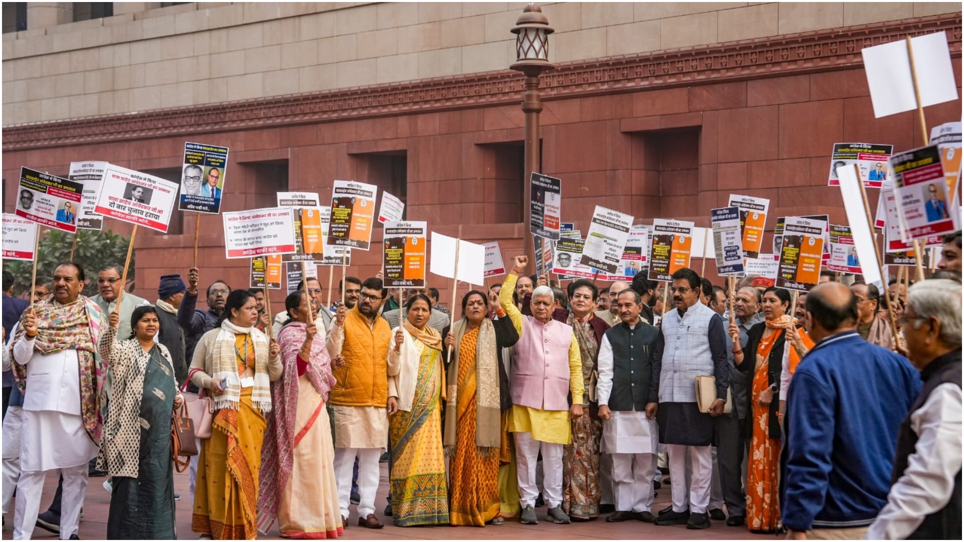 Ambedkar issue in parliament, Congress MPs created ruckus by climbing Makar Dwar, BJP also demonstrated