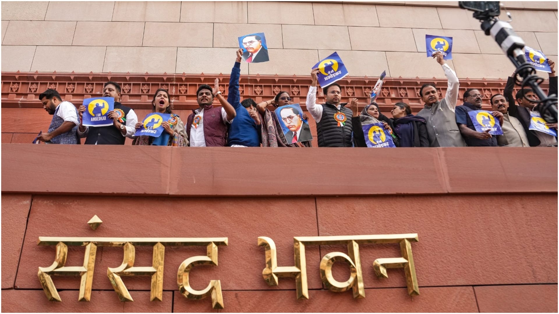 Ambedkar issue in parliament, Congress MPs created ruckus by climbing Makar Dwar, BJP also demonstrated