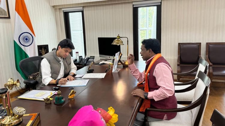 CG: केंद्रीय मंत्री ज्योतिरादित्य सिंधिया से सांसद महेश कश्यप की मुलाकात, बस्तर के विकास के लिए सौंपा ज्ञापन