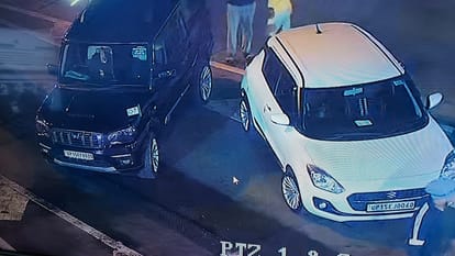 Meerut: Car riders beat up and dragged the toll collector, stepped on his mouth and chest, broke the boom