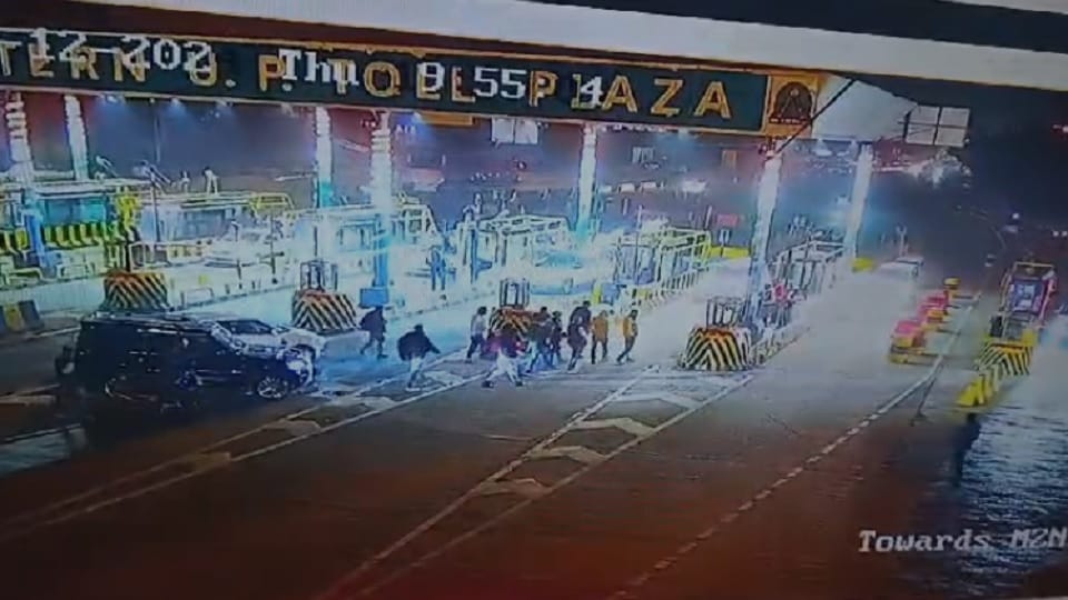 Meerut: Car riders beat up and dragged the toll collector, stepped on his mouth and chest, broke the boom