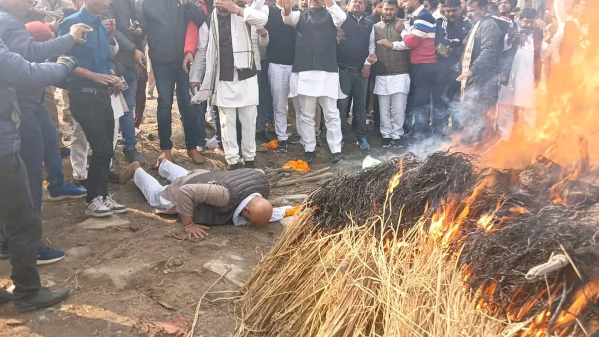 Ajay Rai showed his sacred thread and said look I am 24 carat Brahmin At Prabhat Pandey funeral