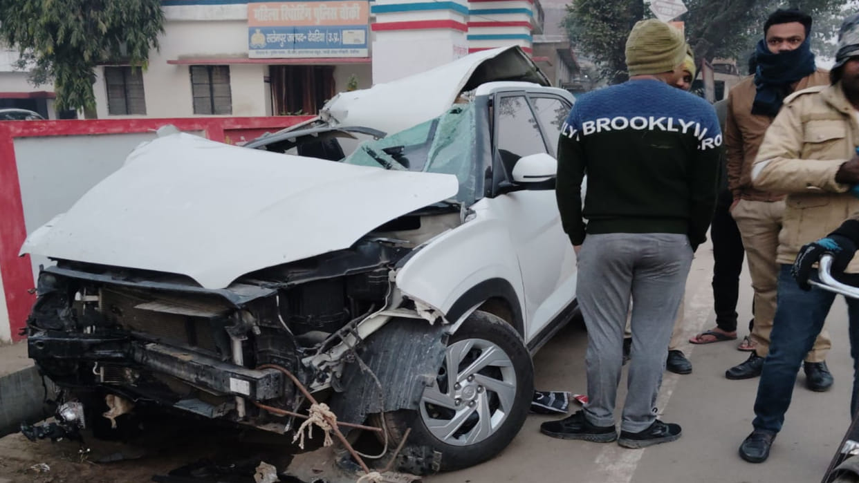 A luxury car collides with a roadside tractor trolley in Deoria, driver dies