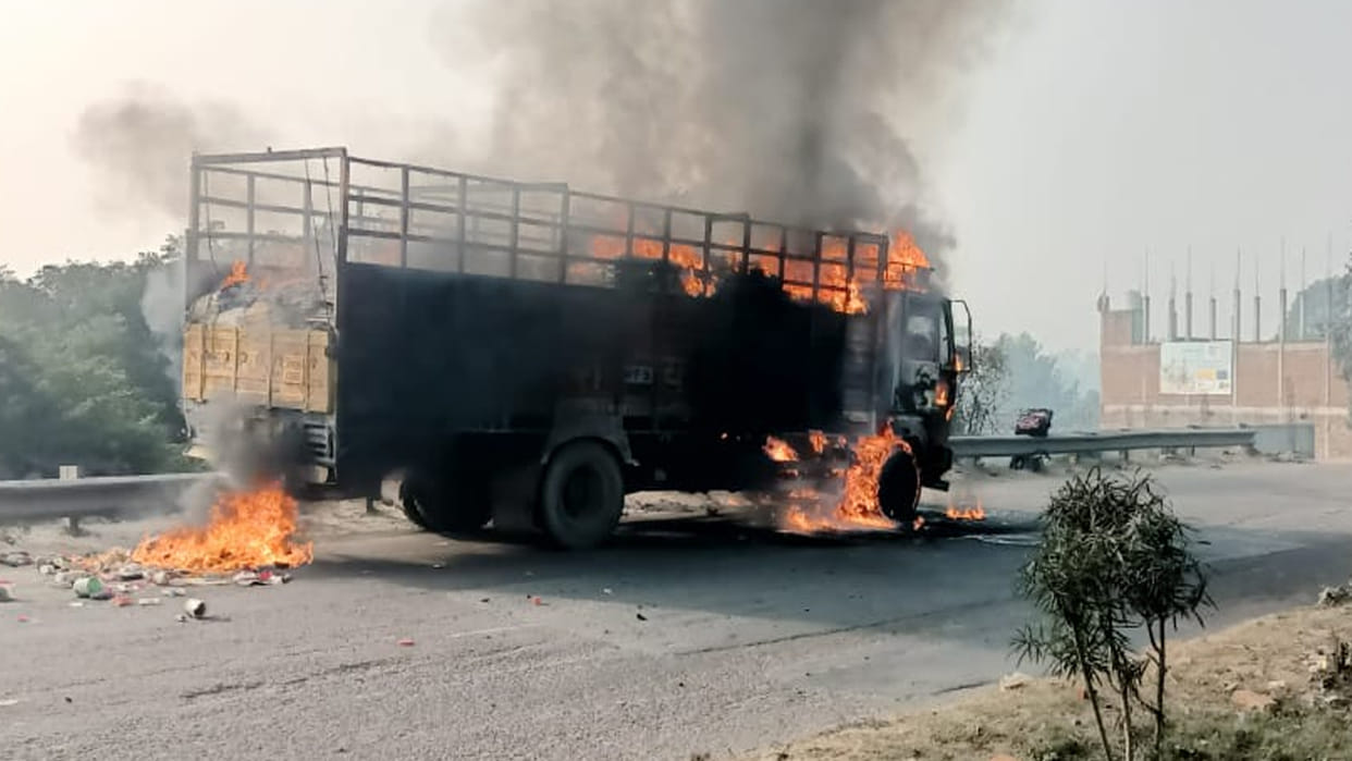 Kanpur: DCM on Jajmau highway caught fire and burned