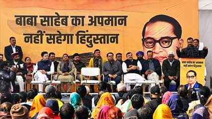 वाल्मीकि मंदिर के पास पूर्व मुख्यमंत्री अरविन्द केजरीवाल और साथ मे आम आदमी पार्टी के नेता |