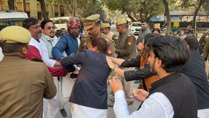 अमित शाह का पुतला जला रहे कांग्रेसजनों से पुलिस की नोकझोंक।