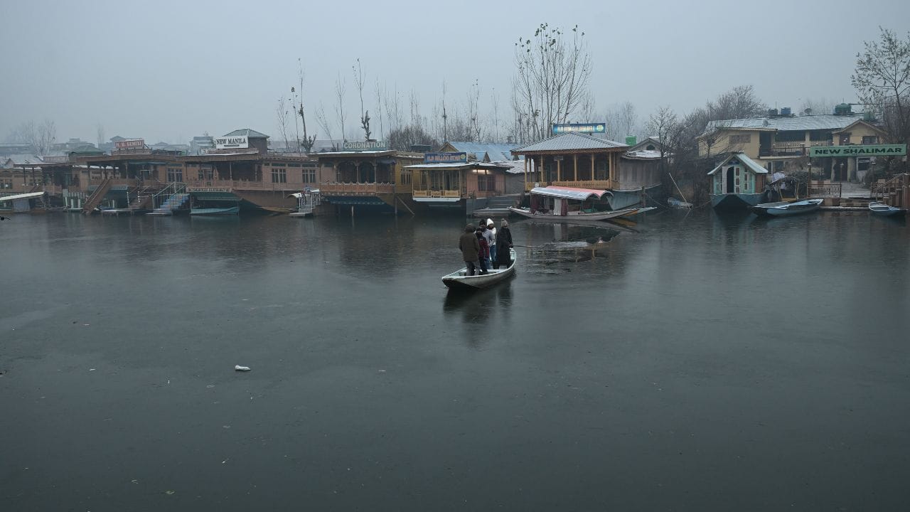Dal Lake: Cold breaks record in Srinagar, temperature -6.2 degrees, Dal Lake covered with ice sheet, see pictu