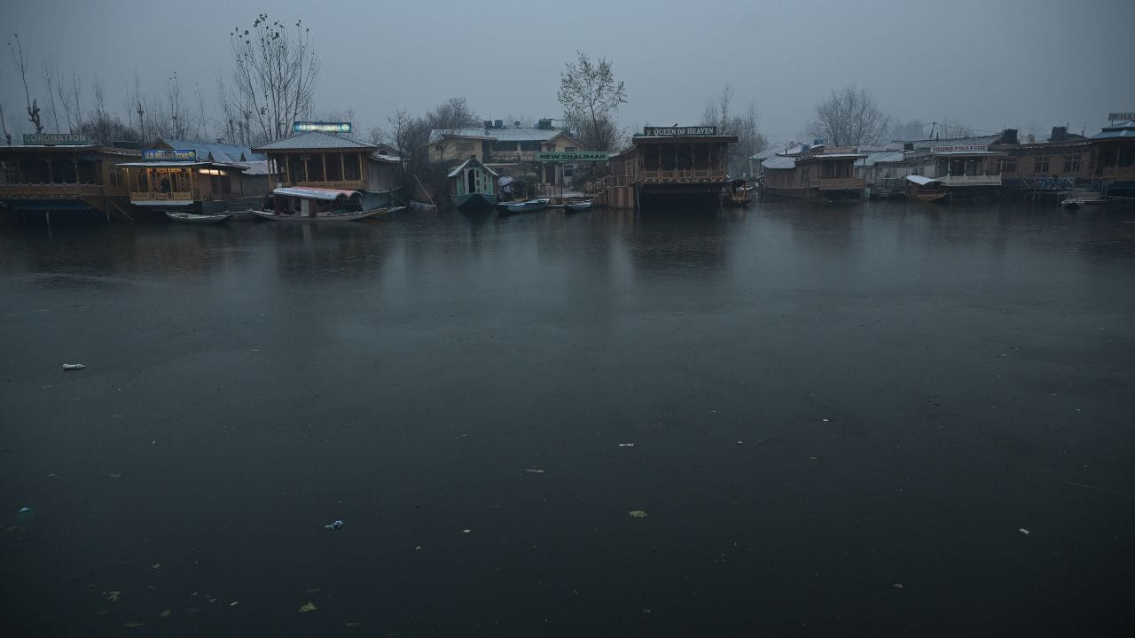 Dal Lake: Cold breaks record in Srinagar, temperature -6.2 degrees, Dal Lake covered with ice sheet, see pictu