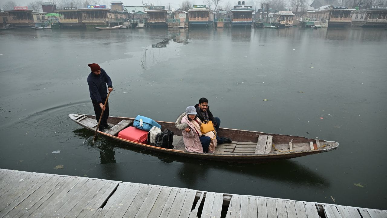 Dal Lake: Cold breaks record in Srinagar, temperature -6.2 degrees, Dal Lake covered with ice sheet, see pictu