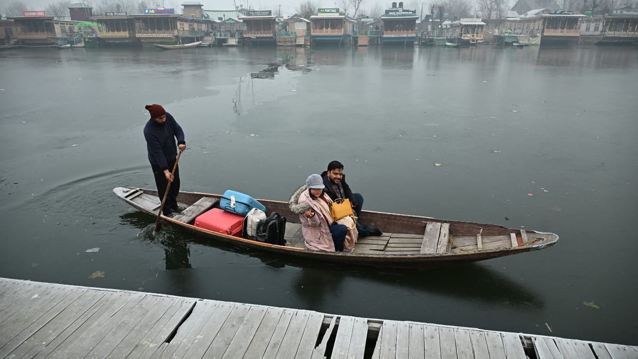 Dal Lake: Cold breaks record in Srinagar, temperature -6.2 degrees, Dal Lake covered with ice sheet, see pictu