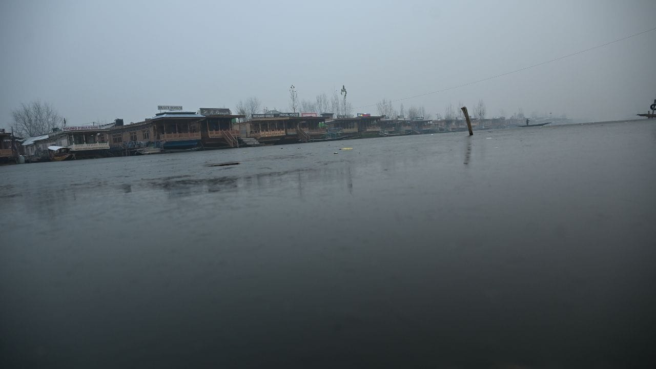 Dal Lake: Cold breaks record in Srinagar, temperature -6.2 degrees, Dal Lake covered with ice sheet, see pictu