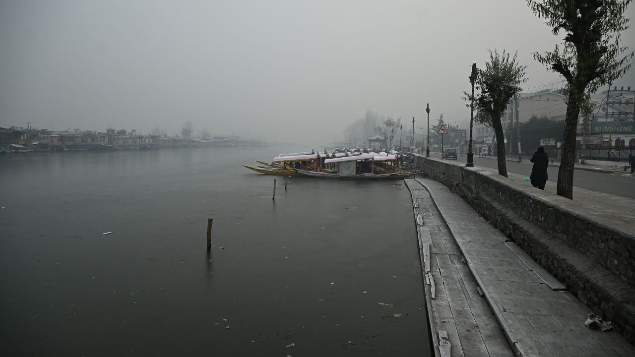 Dal Lake: Cold breaks record in Srinagar, temperature -6.2 degrees, Dal Lake covered with ice sheet, see pictu