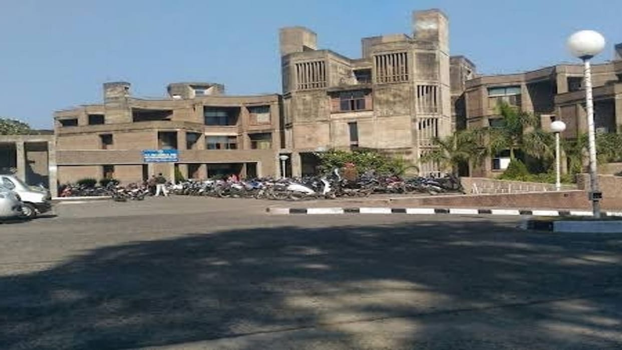 Deputy General Manager and his assistant caught by Lokayukta while taking a bribe of Rs. 30,000