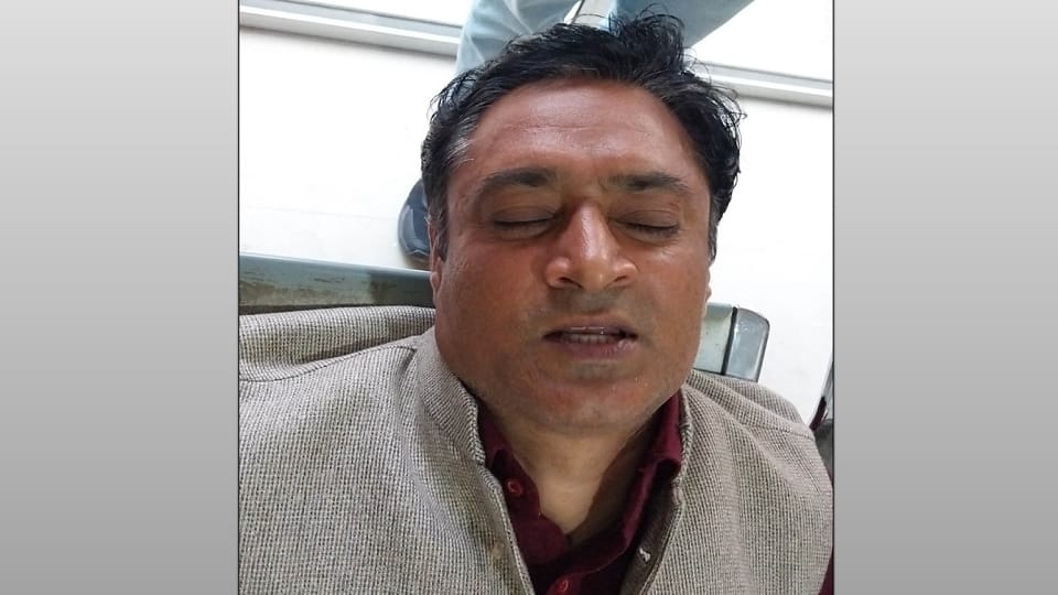 UP: In the college of Baghpat, teachers caught hold of each other, there was a lot of kicking and punching