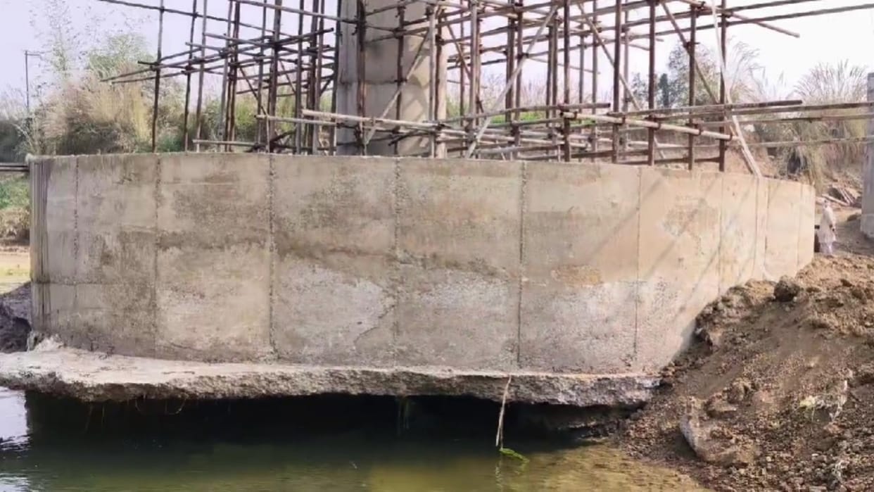 Kaimur News: lower part of pillar of bridge being built on Durgavati river was washed away in water