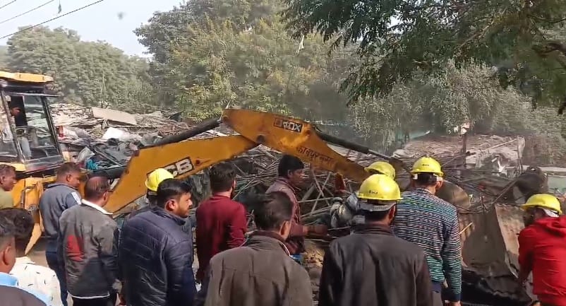 Bulldozers roared on illegal encroachments of Sisamau drain ACs taken out from kutcha houses