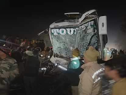 Lucknow: Bus rammed into parked dumper, 15 passengers seriously injured, local people rescued