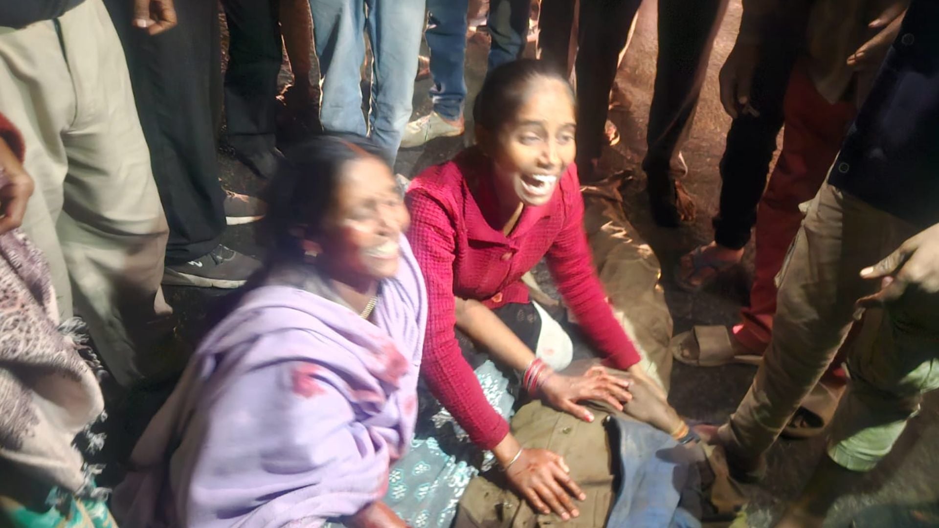 Sonbhadra News speeding car ran over labourer chaos on road after death police arrived