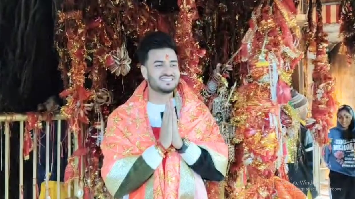 Famous Punjabi bhajan singer Mani Ladla bowed his head in the court of Maa Chintapurni