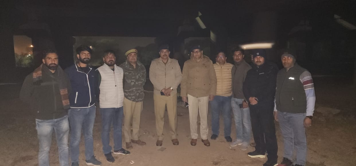 Raya police and SWAT team nabbed two criminals carrying a reward of Rs 25,000 each in an encounter