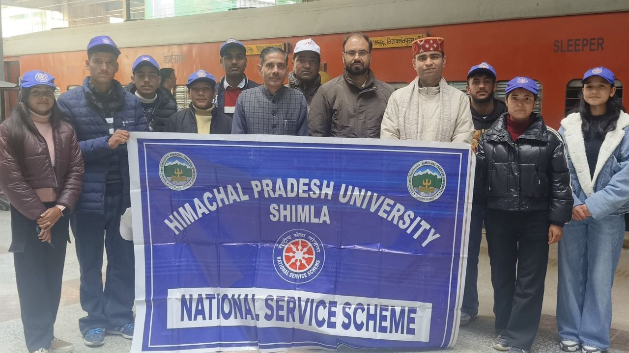 Himachal team leaves for Madhya Pradesh for National Unity Camp 8 volunteers from the state will participate