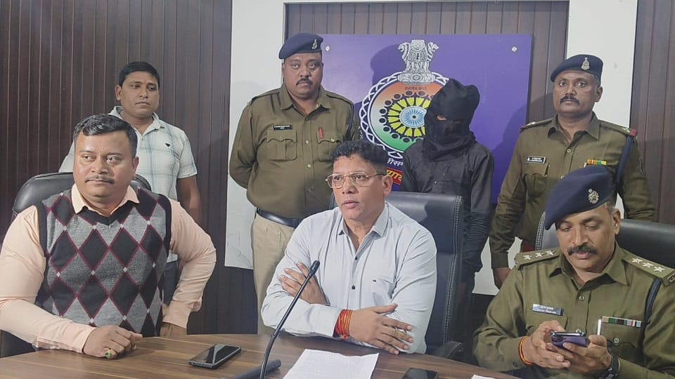 पुलिस की गिरफ्त में आरोपी