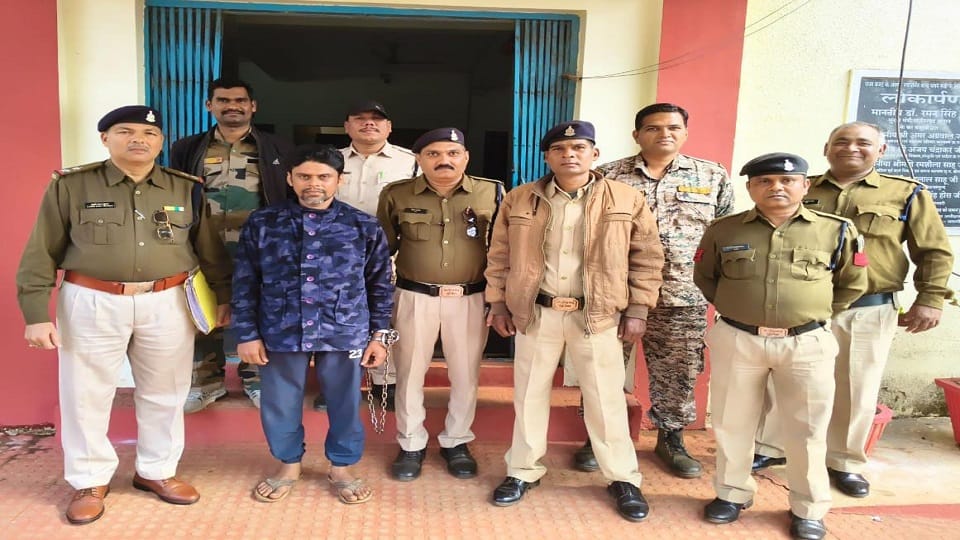 पुलिस की गिरफ्त में आरोपी