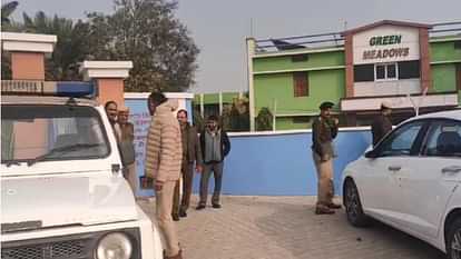 स्कूल में मर्डर: बच्ची पर चढ़ा दी स्कूल बस, पूछताछ करने पर सरपंच के दोस्त को घोंप दिया चाकू, आरोपी फरार Murder in school, Sarpanch friend stabbed in Charkhi Dadri